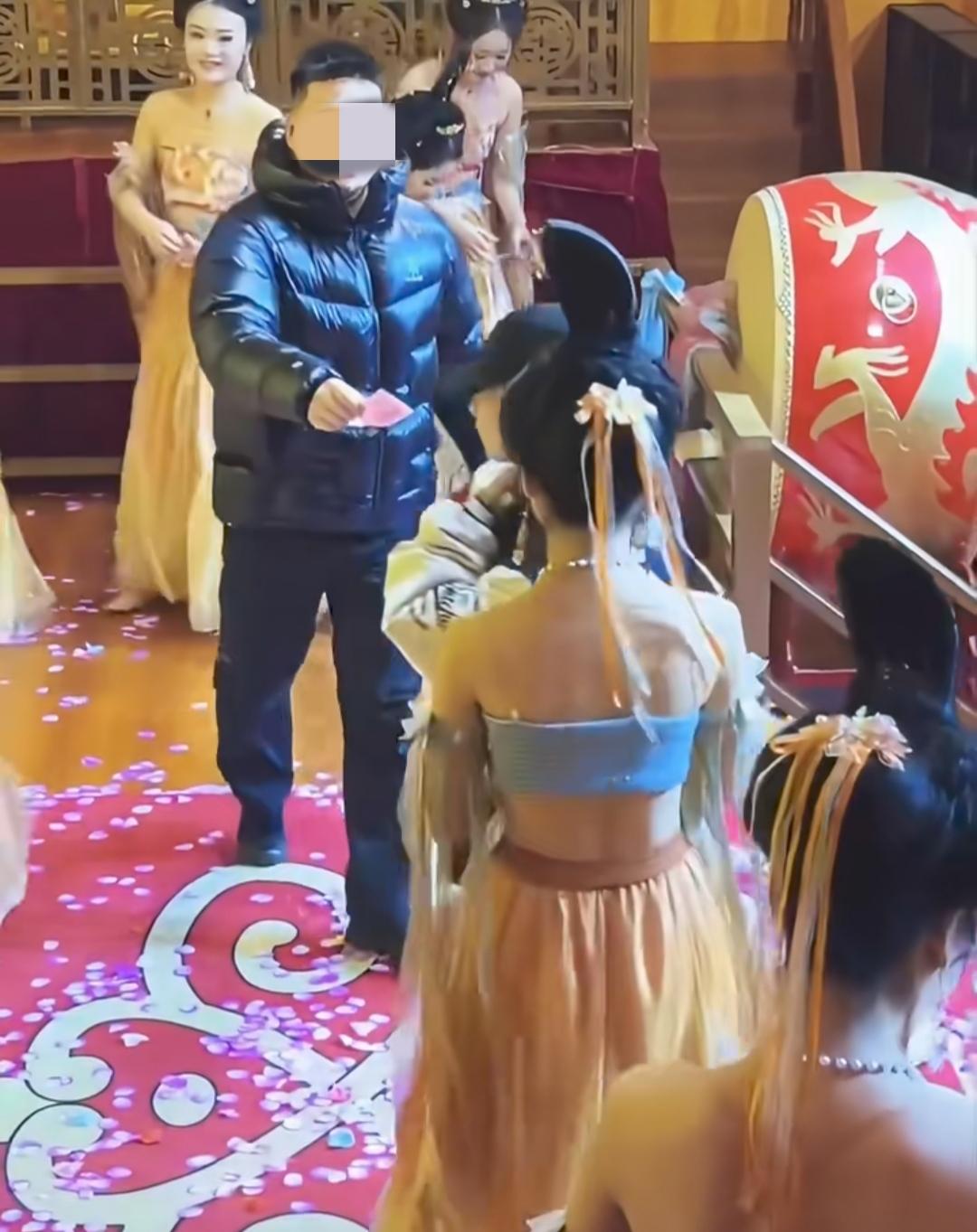 看了几段重庆庆渝宴龙椅舞视频，有些大哥出手阔绰，直接给演员发钱！这么一看，舞