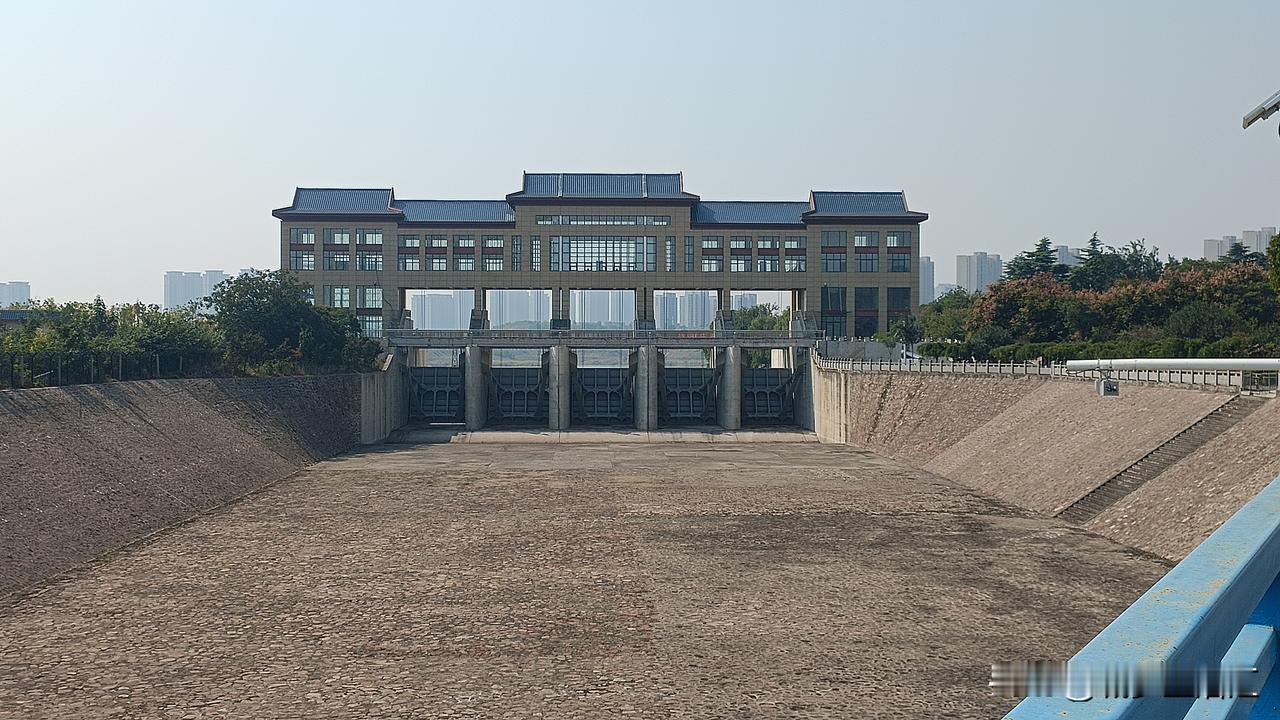 郑州常庄水库，闸门滴水不漏，河道整洁。湖区碧波荡漾。