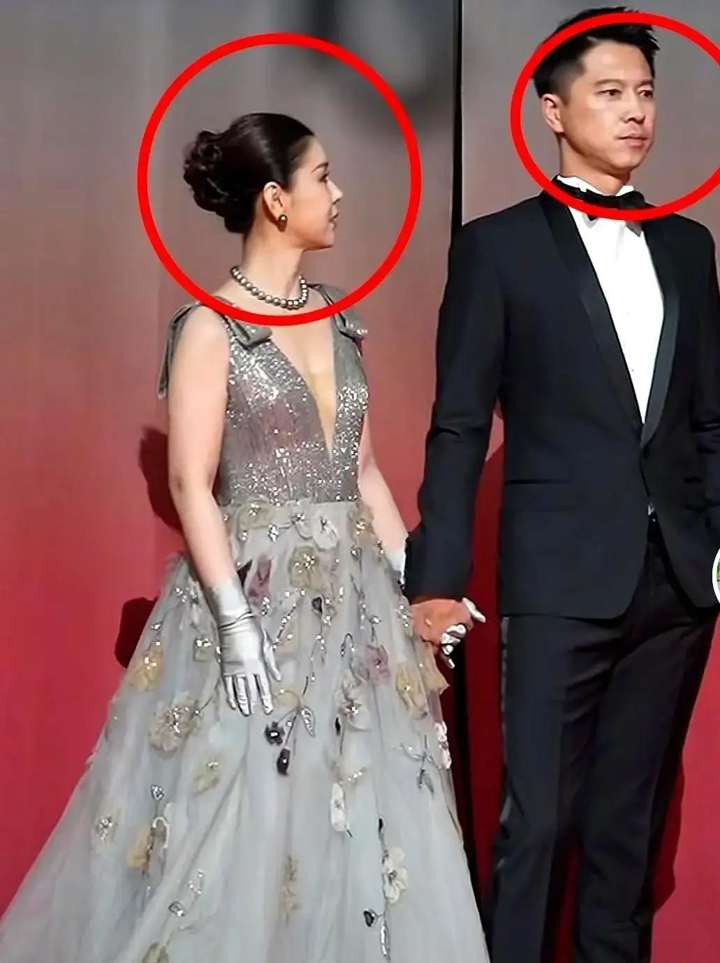 他当众一把扯住她外套，评论区却炸了：“终于不是演的！”你发现没？红毯上明星