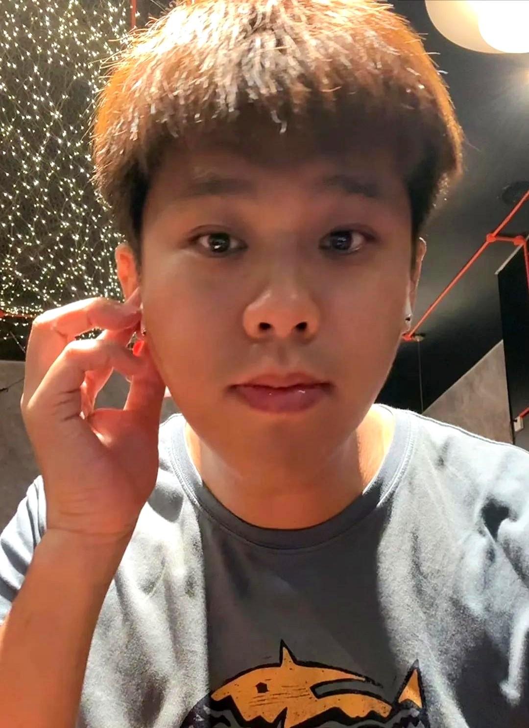 葛斯齐深夜开播，称呼王伟忠为伟忠哥，他说他之前有许雅钧的料，打电话给王伟忠！