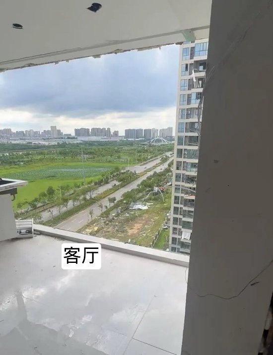 男子被龙卷风从12楼吸走家属发声我的天，竟然是我们湖北，湖北黄冈这场龙卷风看得人