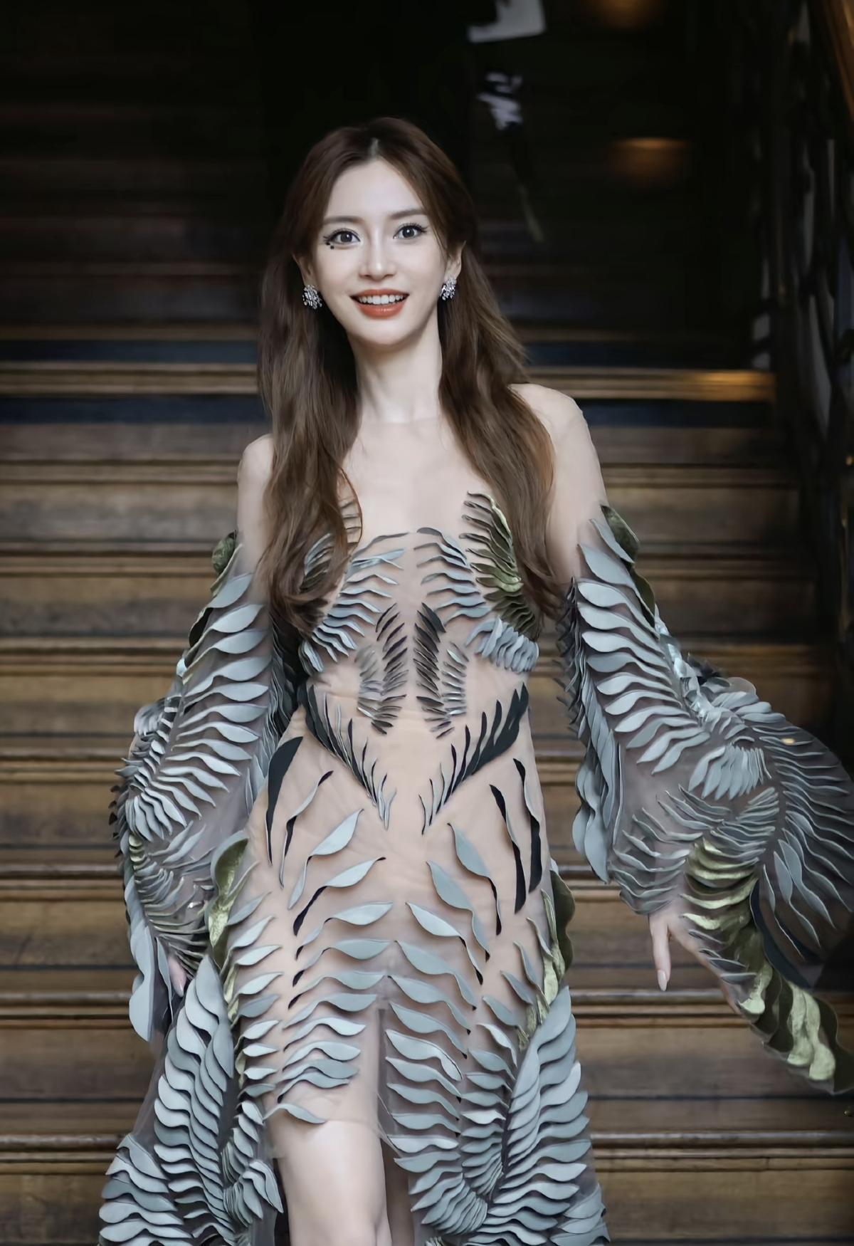 从T台到镜头，杨颖的每一次亮相都自带光芒。这件充满未来感的高定礼服，让我们再次见