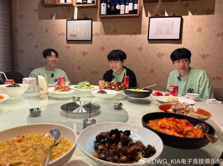 许哥首选葱油拌面! DK晒照: ShowMaker现在在这里老吉士