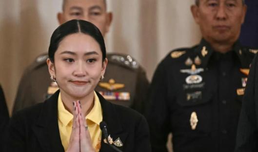 泰国的美女总理出于礼貌喊了一声“叔叔”，结果通话录音被公布，泰国人不干了，觉得丢