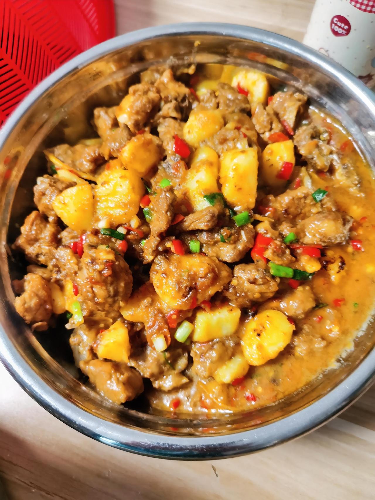 今日食堂家常菜谱：土豆焖排骨素炒红萝卜丝丝瓜肉沫汤。以前以为生活如此简