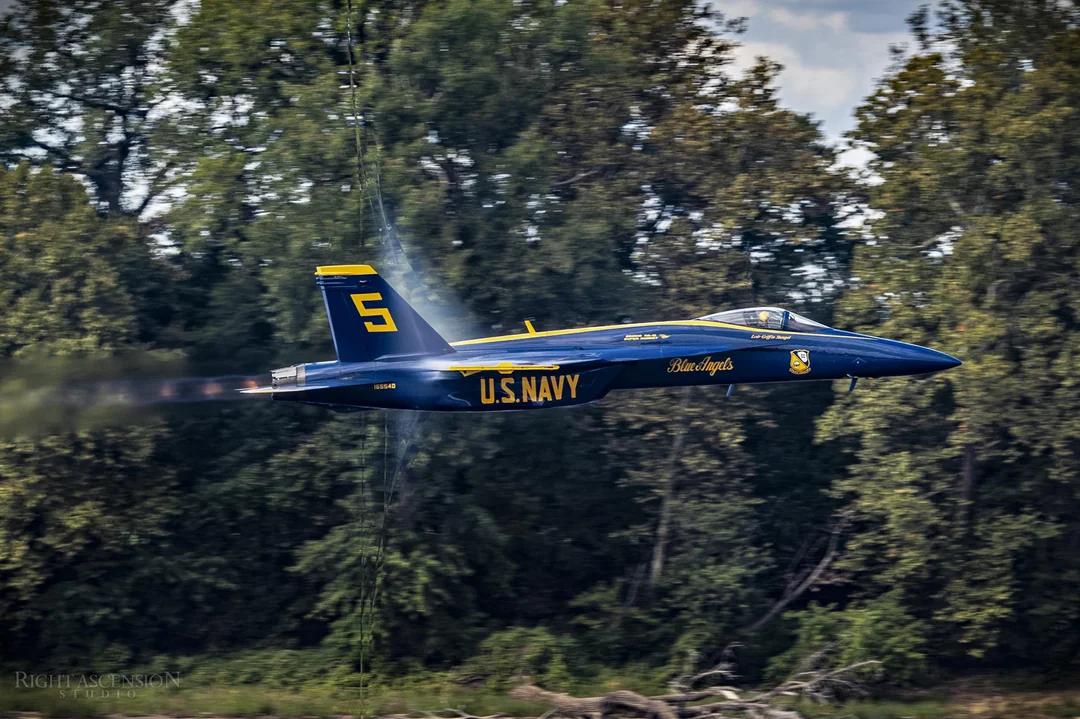 “蓝天使”低空飞掠的照片，画面中可见压缩波。