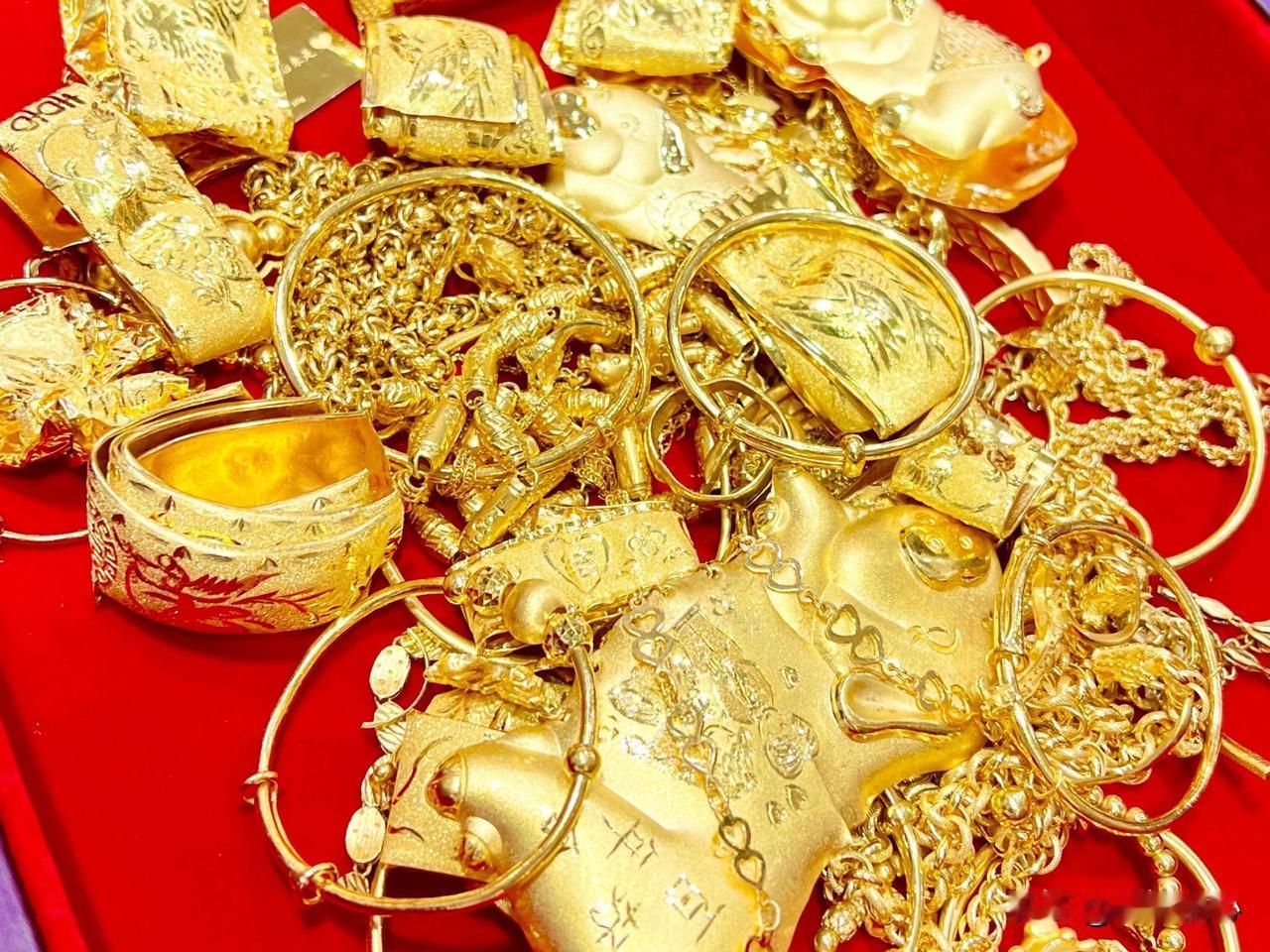 随着从去年开启的黄金牛市，黄金的价格是一路狂涨，从四百多元一克，涨到现在一千元一