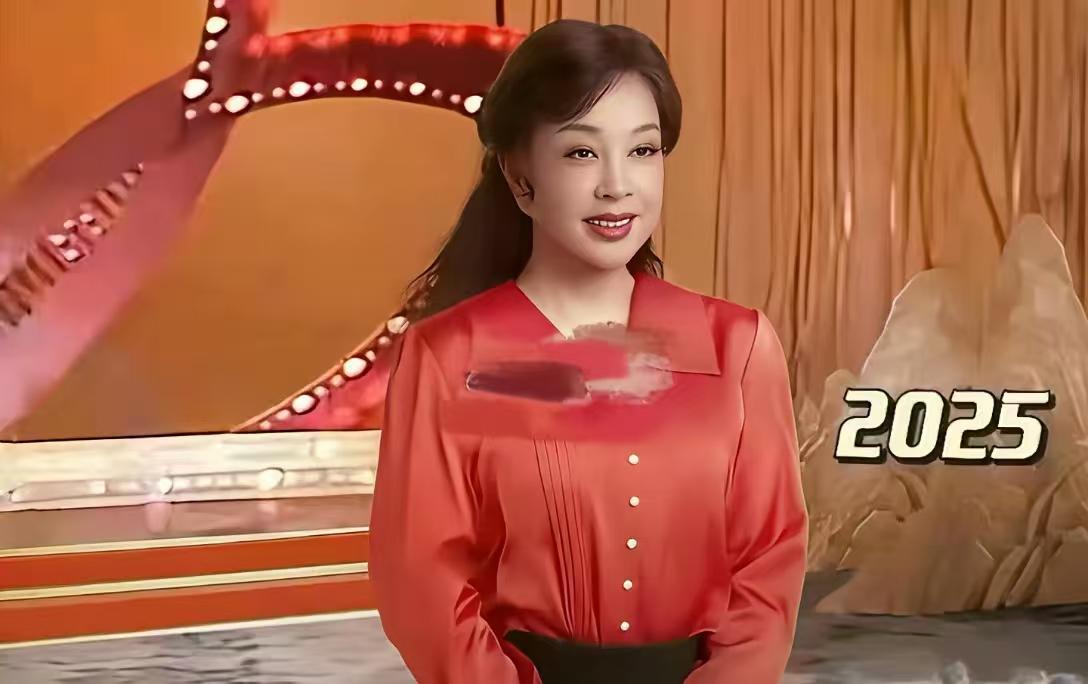 时隔42年，刘晓庆再次穿上当年的同款衣服，这感觉时间在她脸上凝固了，42年