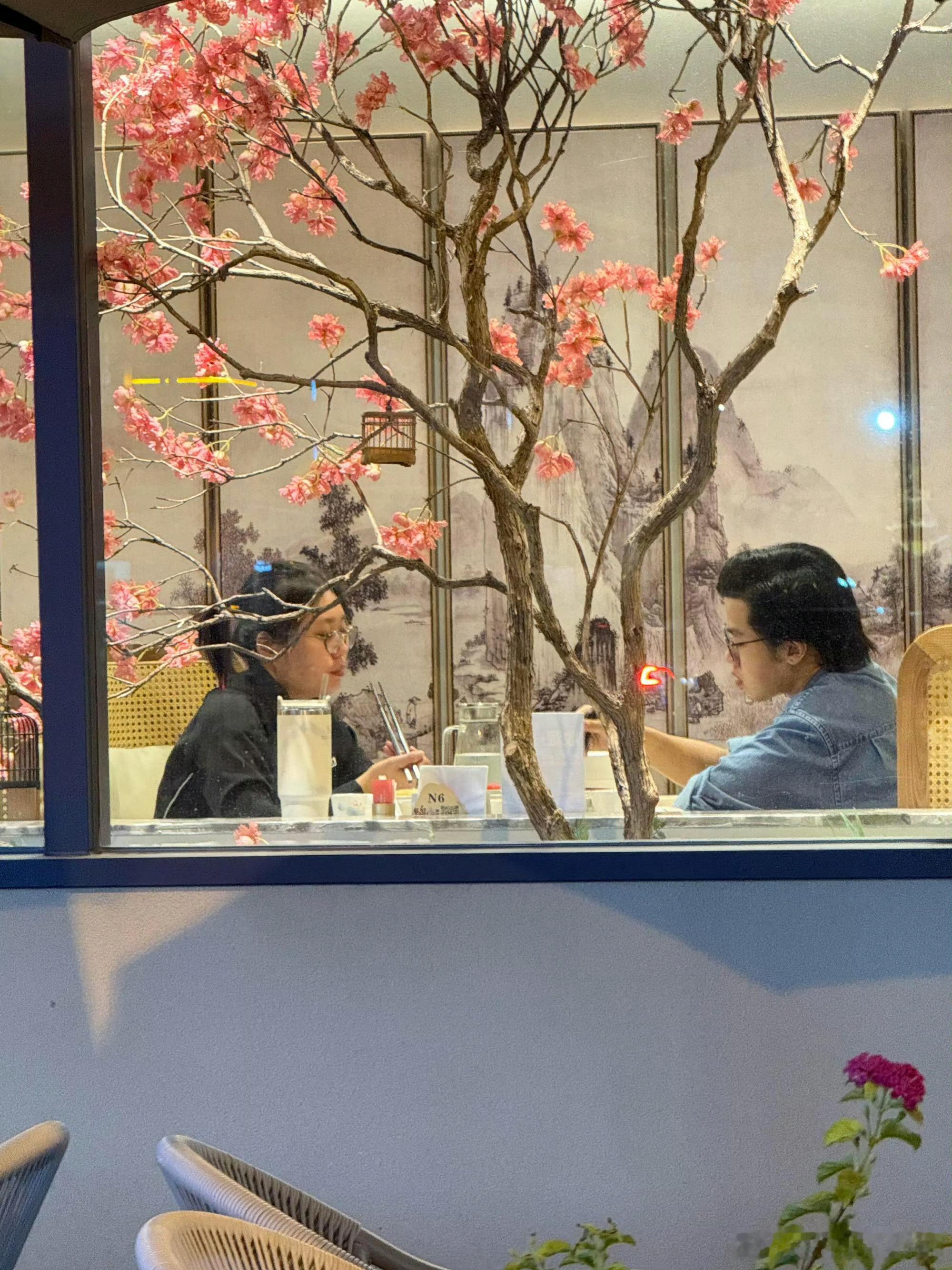李雪琴也是火了，现在出门约会都有狗仔拍了哈哈哈哈哈哈哈李雪琴王一通约会​​​