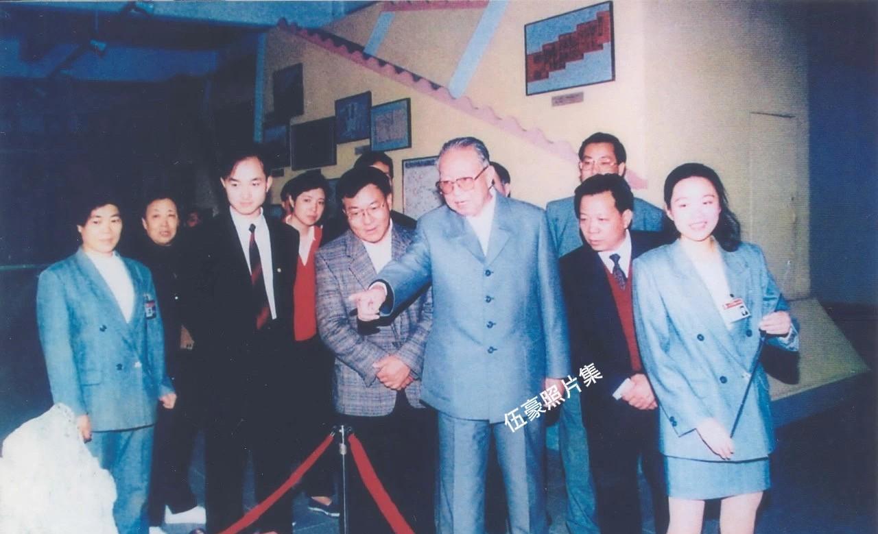 1995年12月15日，已经退休的时年74岁的华国锋同志（前右三）在参观位于广州