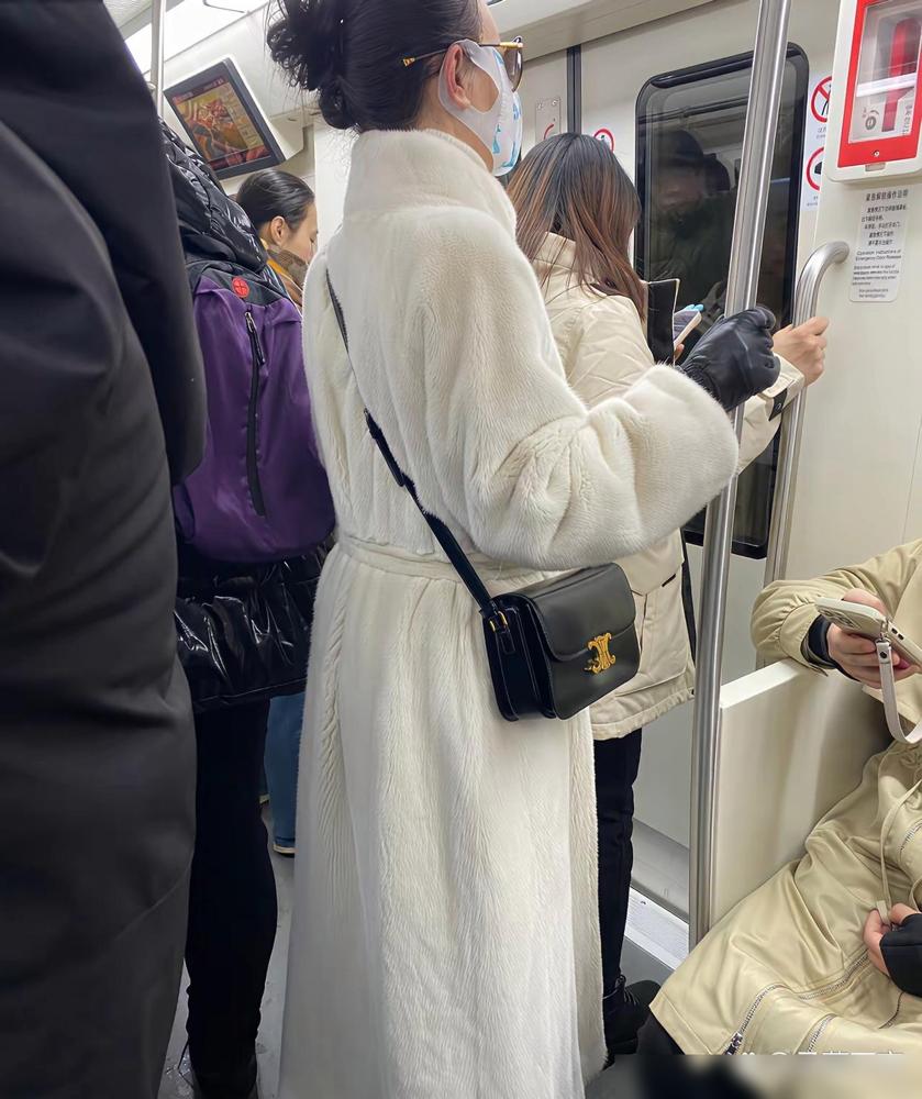 今天乘地铁，一位姐姐穿了一件白色的皮毛大衣，说实话，在我的印象中皮毛大衣虽然保暖