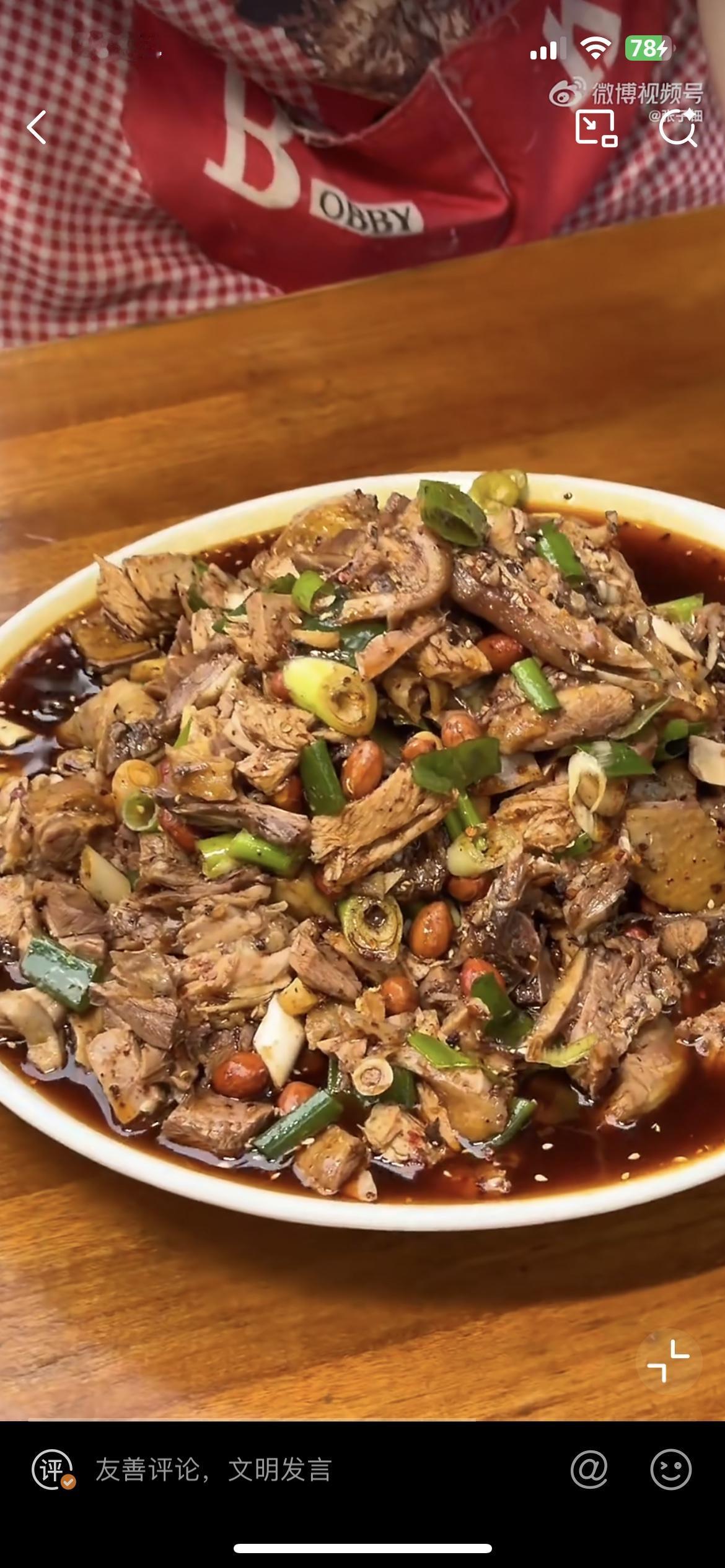 成都郊区苍蝇馆子，488一只的土鸡，一个探店博主买了半只，246块。老板给他切成