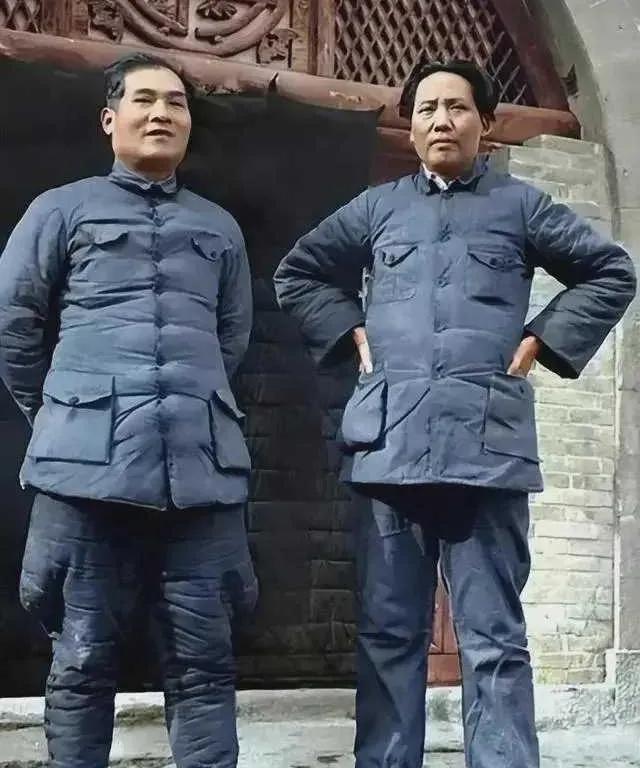 你觉得毛主席一生最难的时候，是什么时候？网友①说：几次反围剿的失败，长征开始的