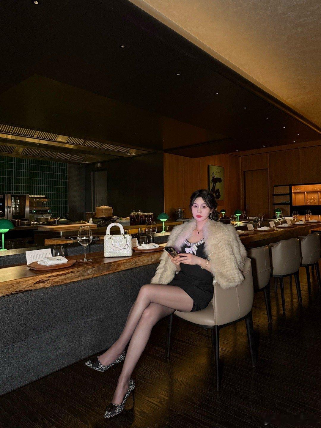 感受生活的慢节奏🤎🧥:UPFURS👗:询伊