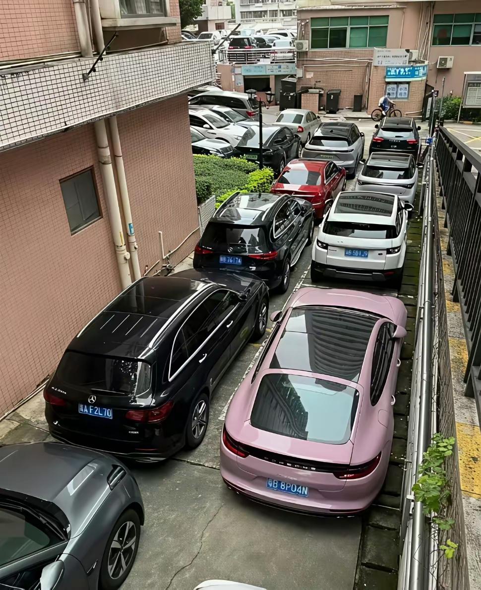 在深圳究竟多难停车，开奔驰宝马都没有地方停车