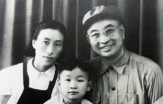 1955年，陈赓参加完授衔仪式回家。儿子赶忙问：“爸爸你这么厉害，被授予什么奖？