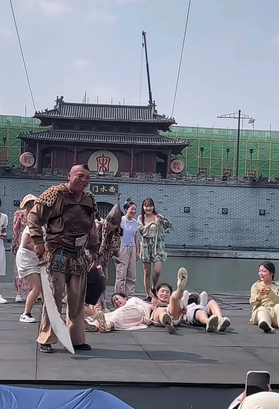 也不需要问什么，如果来到，开封清明上河园，想要参与劫法场这样的游戏，女孩子一定要