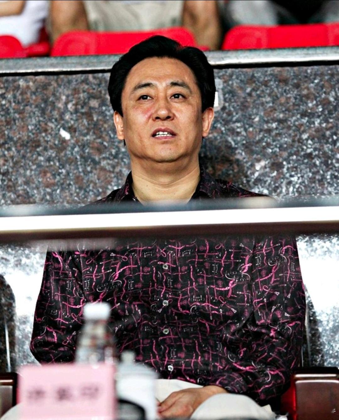 放心吧，销声匿迹也就是了。顶多失去自由，踩缝纫机那活轮不到他。一样安逸许家印一审
