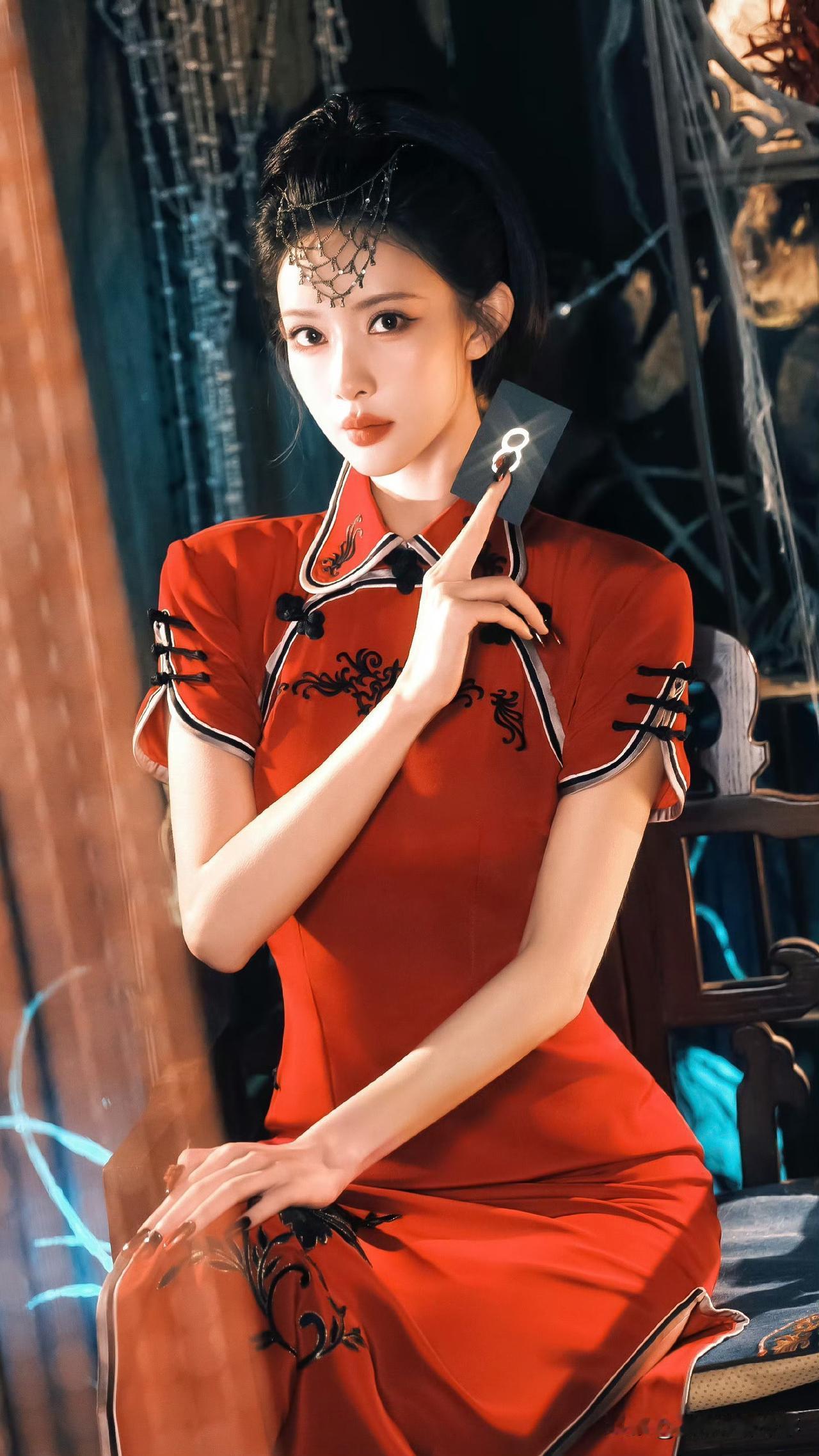 孟子义这组旗袍杀，是从旧时光里走出来的画中仙吧“月下惊鸿影，疑是画中仙”说