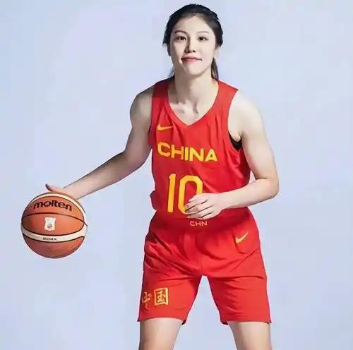赢了赢了！中国女篮热身赛胜尤文图特。别高兴太早，全场20次失误太多了吧？尤其是首