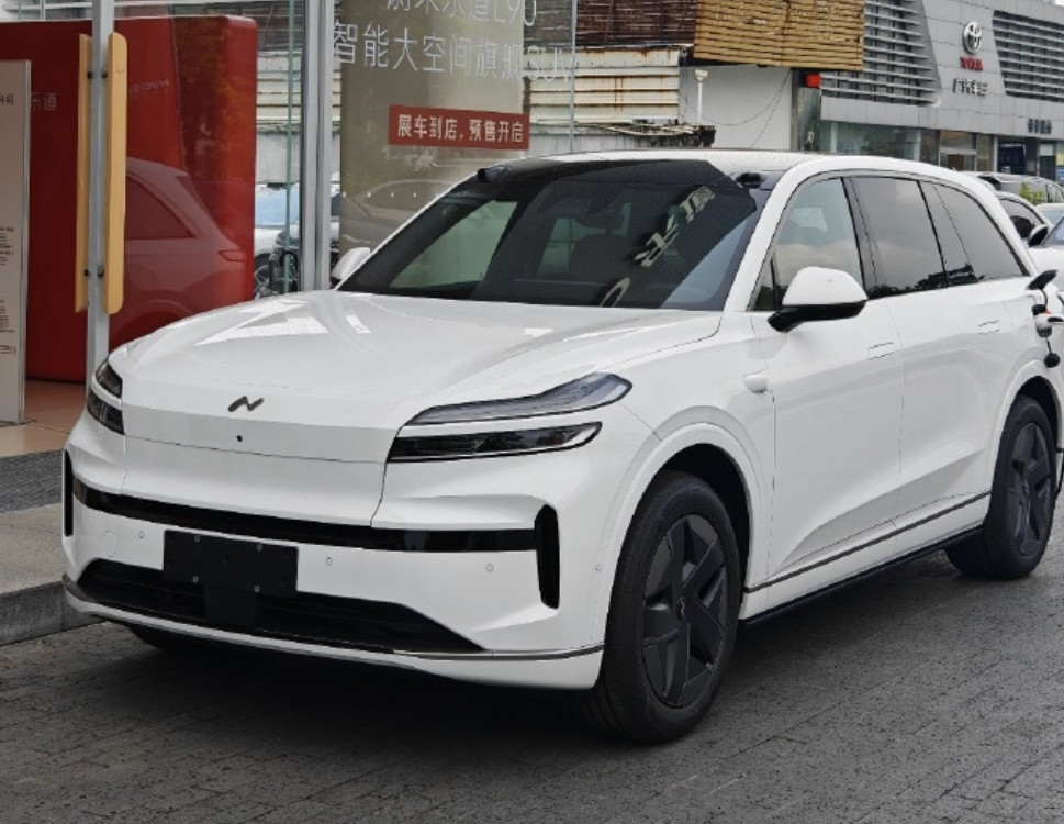 乐道L90的白色款实车图被曝光感觉小轮毂的入门版本看着不怎么大气[扁嘴][扁嘴]