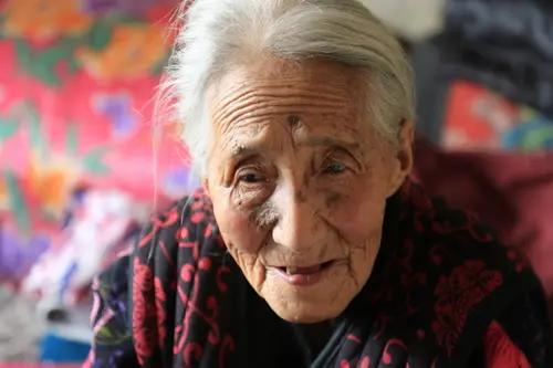 郝菊香，出生于1922年，武乡县固村镇南沟村人。1939年春，日本兵到南沟抢东