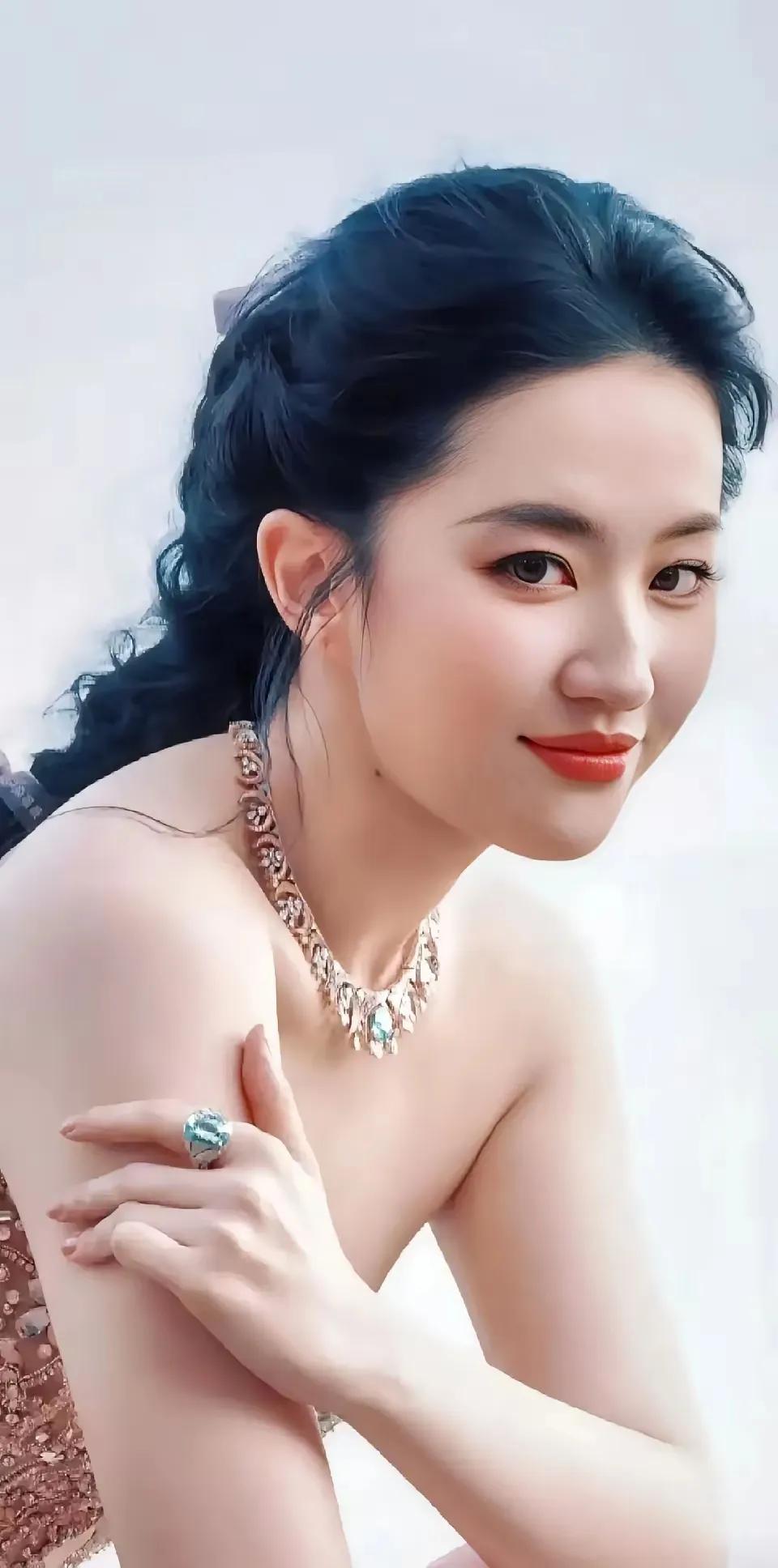 玉环轻抚，笑靥如花。