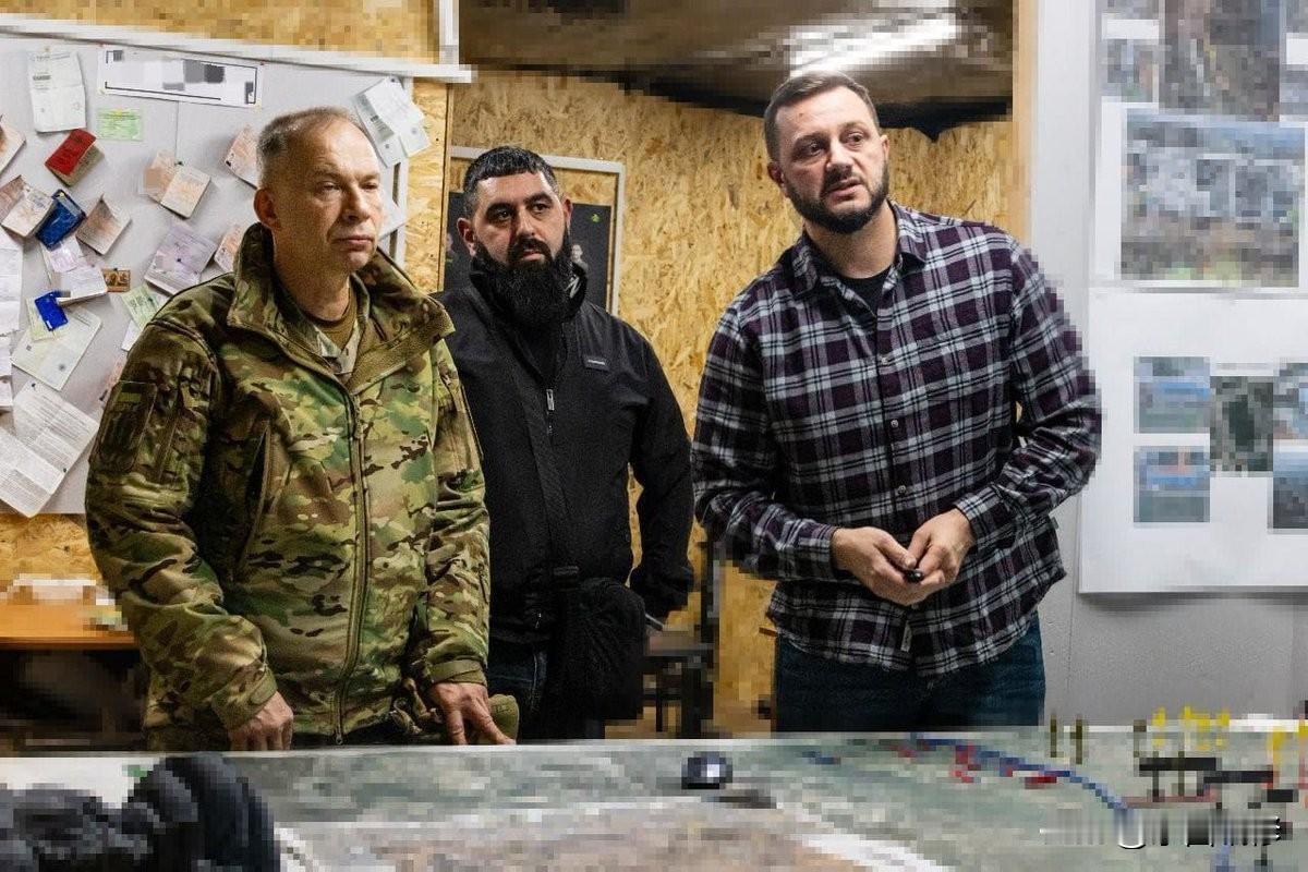 希尔斯基再次到库皮扬斯克前线12月2日，乌克兰军队总司令希尔斯基到库皮扬斯克前