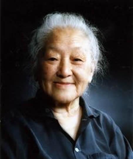 1978年，北京某个菜市场，一位年过六旬的老太太穿着补丁衣服，站在冬笋摊前，低头