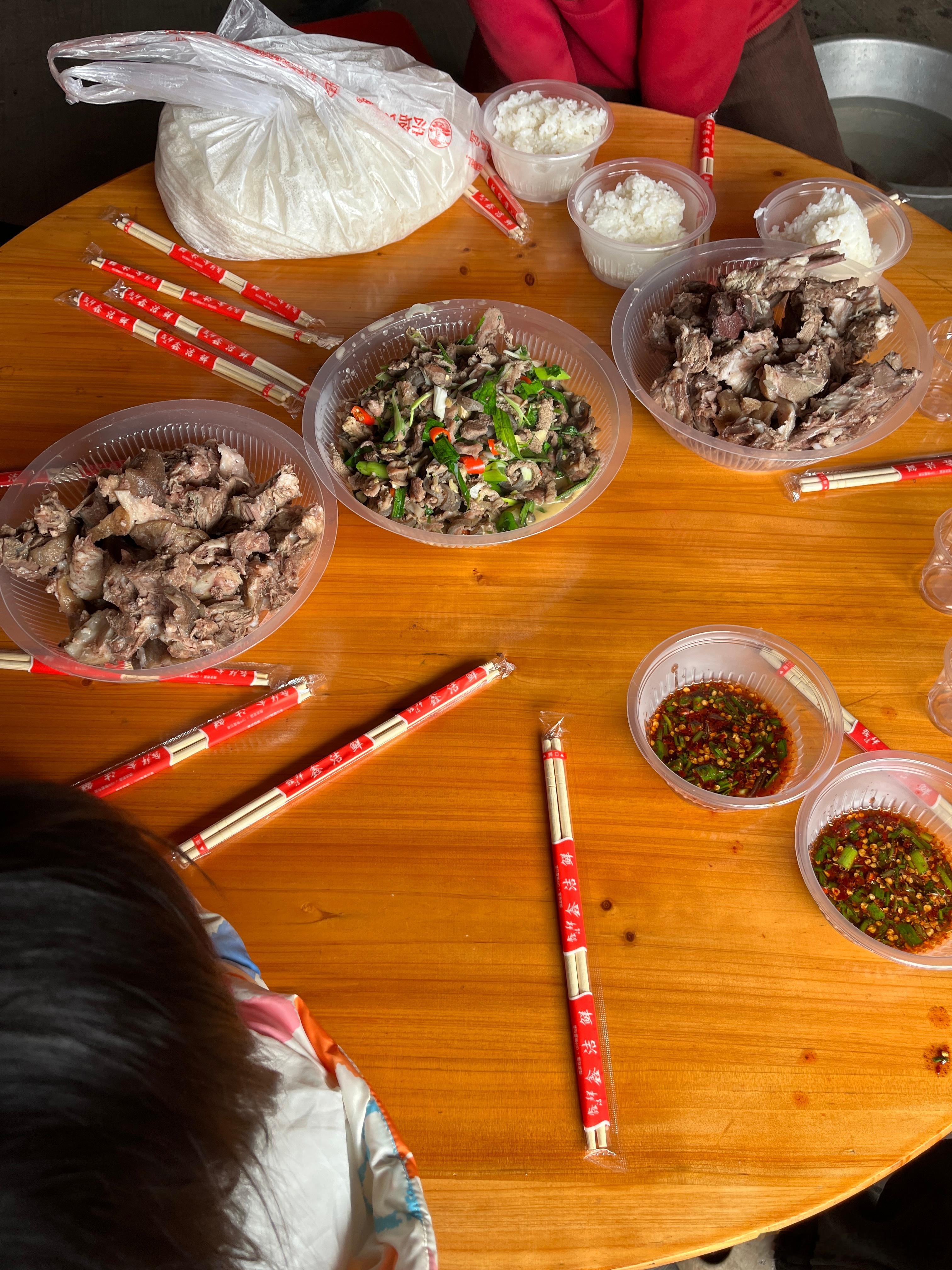 来嫂子舅舅在吃饭，吃狗肉、羊肉，真的吃不来还好明天就可以回家了，真的顶不住苏翊鸣