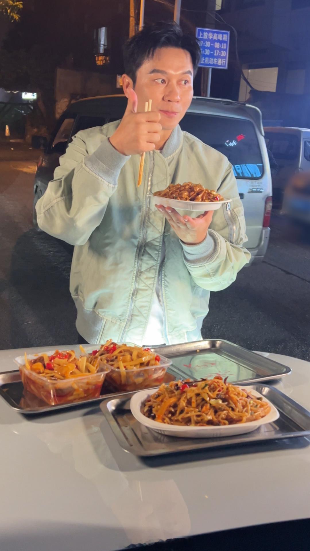 柳州偶遇李晨吃螺蛳粉被李晨站在街边嗦粉的偶遇路透笑晕！不仅自己开着车到柳州直奔螺