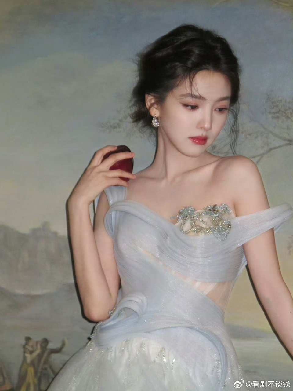 章若楠这套太美啦完全辛德瑞拉公主👑闪耀巴黎吧姐姐章若楠出发参加巴黎时装周