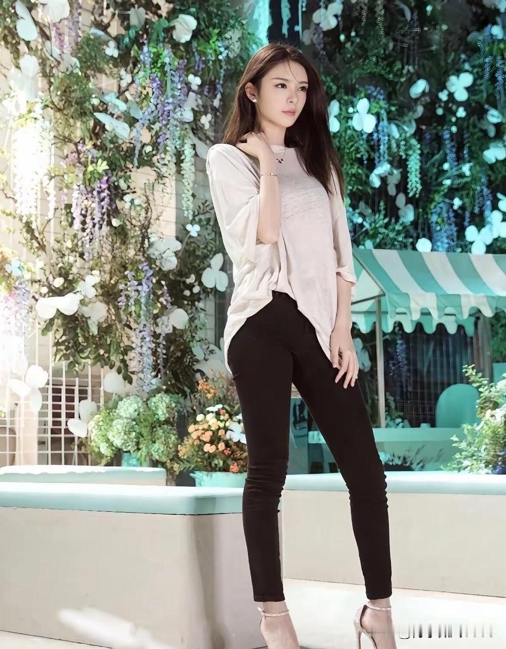 长相这么精致，有辨识度，身材也是不胖不瘦的，怎么出道这么久了还是那种不温不火的状