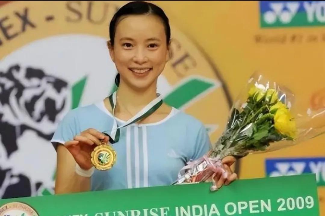 身高不达标，进攻能力弱，羽毛球技术单一，但是走位灵活，耐力惊人，太矮了，总是学不