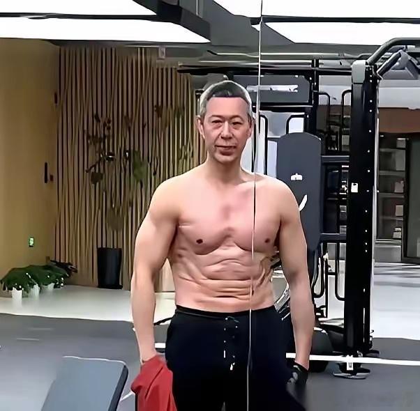 把70岁的张丰毅，和75岁的王石往那一放，你才明白，同样是天天泡健身房撸铁，最后