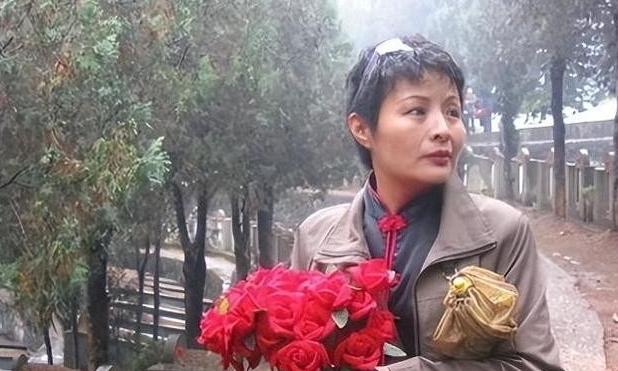 1984年，老山女兵谢楠因私自开枪为牺牲战士送行被处罚，2004年，她带着957