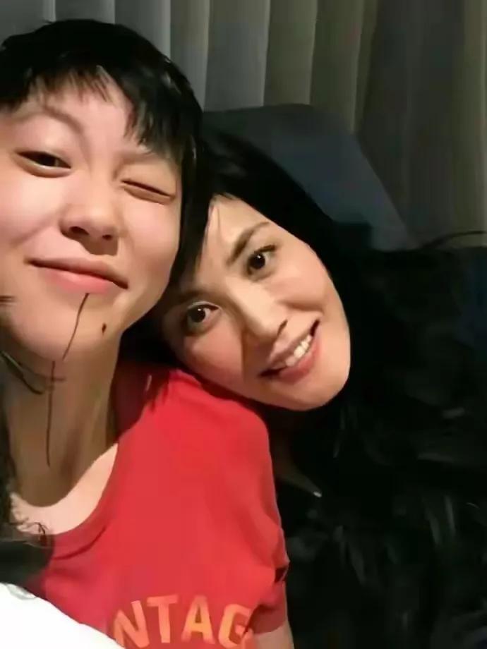 港媒记者问窦靖童：“你的三个爸爸，窦唯、李亚鹏和谢霆锋，哪个爸爸对你最好？”窦靖