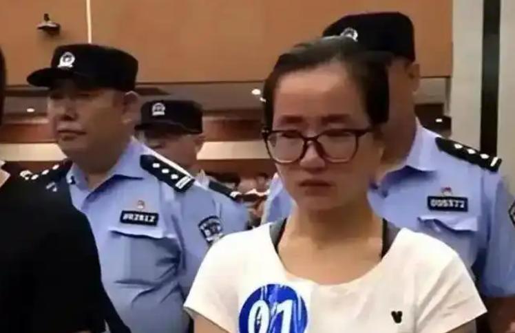 “这是鳄鱼的眼泪！”2019年，正在读硕士的杨春燕，在教室上课时被警方带走。老师
