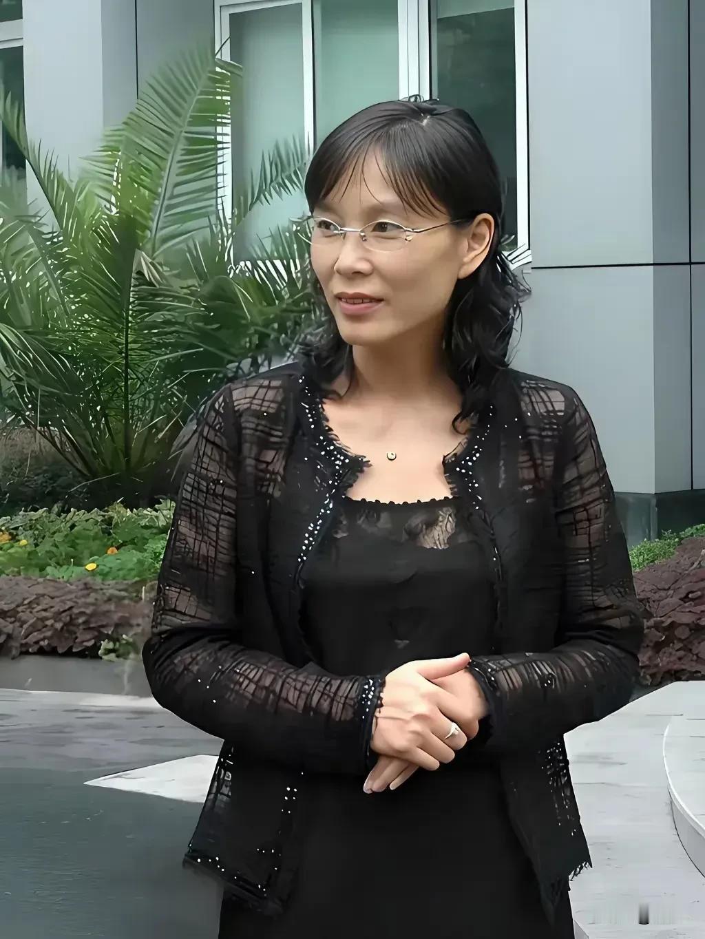 杜建英跟着娃哈哈走了几十年，说是看着宗馥莉长大的都不为过。当年小姑娘在美国，