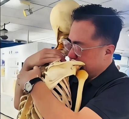 你见过最硬核的“师生重逢”吗？在首都医科大学解剖陈列厅，北京儿童医院肿瘤外科主任