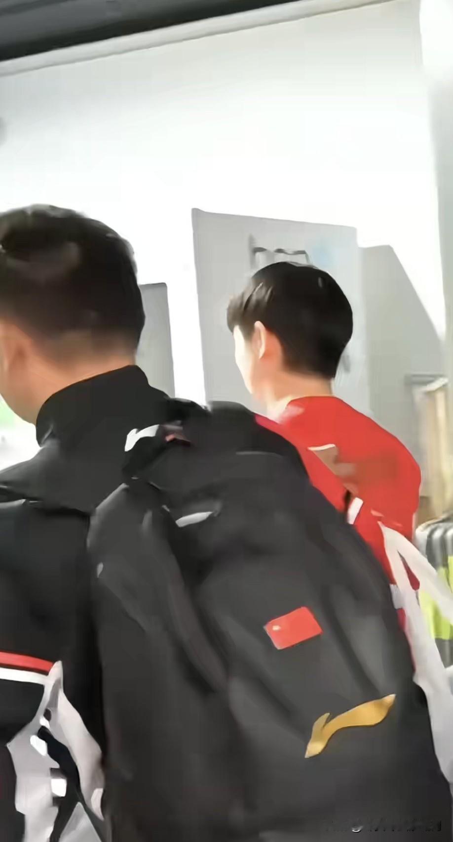 孙颖莎受伤退赛，我们需要理性看待！1、有人骂动漫组合不争气，把韩国组合放进来了