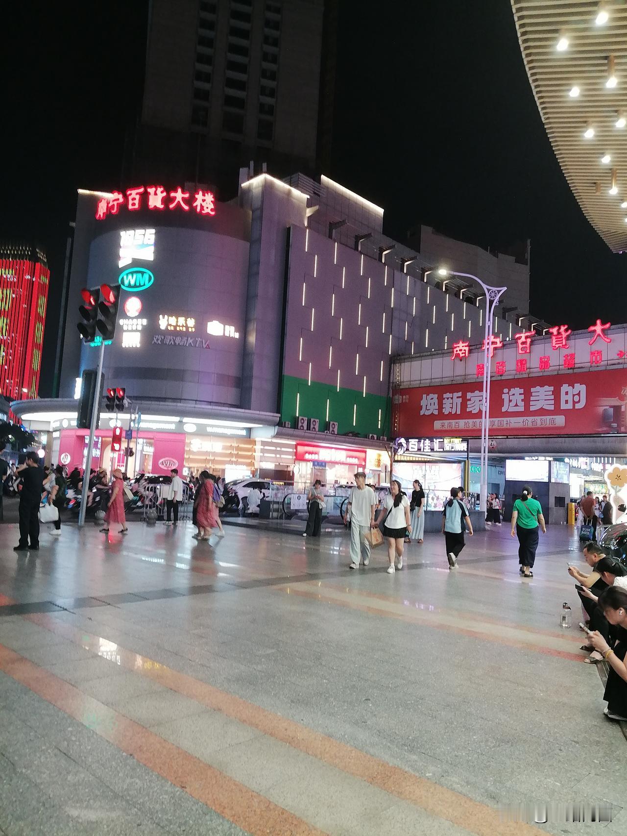 南宁晚上的人流量确实多到惊人！就说青秀区，白天人多，晚上更热闹。东站在这，一下车