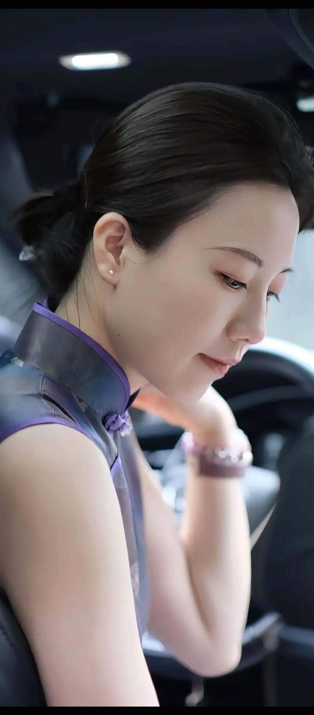 车中美人，静思如水。