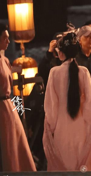 许凯在拍夜戏呢，这动作像是在跳舞，一个丝滑的360°转身，把女主抱进自己怀里，许