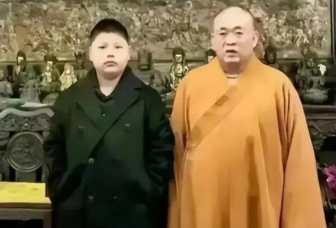 如果释永信没出事，少林寺的下一任方丈，很可能是他身边的这位白白胖胖的少年。如果