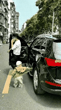 这孩子长大可不得了，这么小就会“金蝉脱壳”！！！