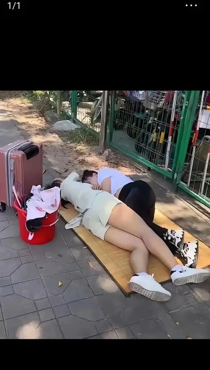 工厂倒闭，一对小夫妻拿不到工资，连房租也付不起。又不甘心回家，因为不想再回来讨要
