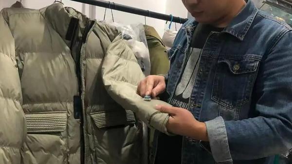 11月12日武汉干洗店老板李先生的建议，消费者在选择羽绒服颜色时应考虑以下几点：