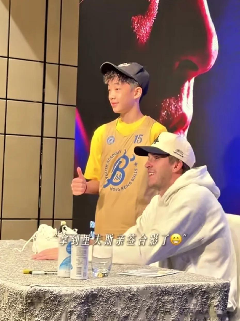 陈小春儿子Jasper现身香港，参加里夫斯的见面会。13岁少年个子窜高很多，热爱