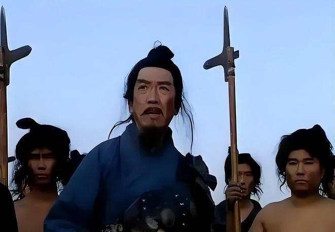 于禁投降，为啥全网差评？同样是投降，姜维一辈子没挨骂，关羽被夸成千古忠义，张